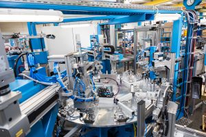 Um die Schweißrohverbinder in unterschiedlichen Querschnitten und Längen wiederholgenau in kürzester Zeit und hohen Stück-zahlen herzustellen, hat DALEX einen 16- Stationen-Rundtaktmontageautomat konstruiert, der genau auf die Anforderungen zugeschnitten ist.