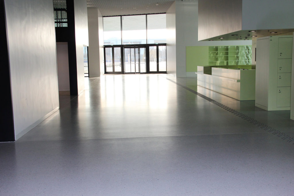 Auf einer Fläche von insgesamt 2200 m² wurde der neue Terrazzo-Boden des Futuriums mit dem TK6™ NanoCoat von Seelbach international versiegelt und ist nun besonders gut gegen Schmutz, Wasser und Abrieb geschützt.