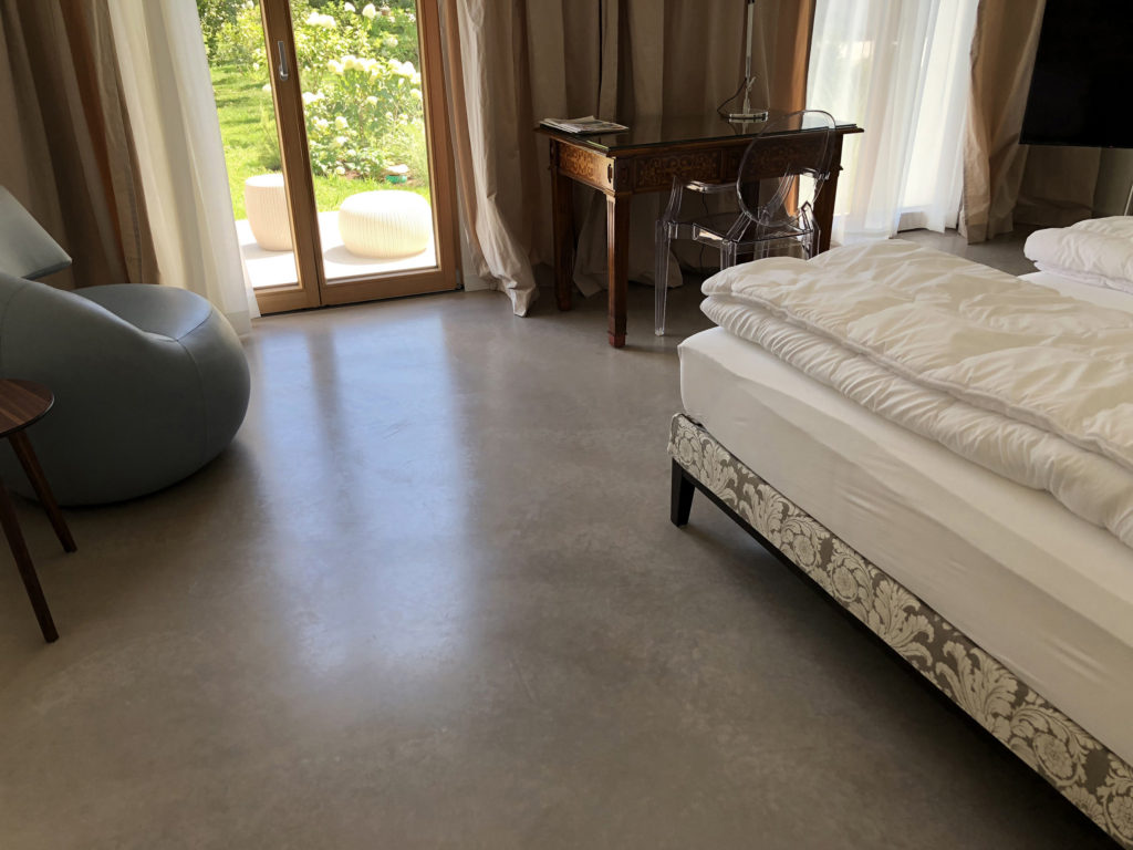 Der mit TK6™NanoCoat veredelte Boden unterstreicht die Eleganz und das besondere Flair der Zimmer.