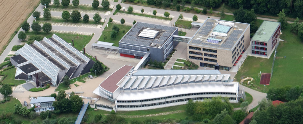 Die GBS Ehingen im baden-württembergischen Ehingen ist eine der sehr wenigen Schulen, die in Europa Büchsenmacher ausbilden, und in Deutschland zentraler Anlaufpunkt für die schulische Bildung im Dualen System.