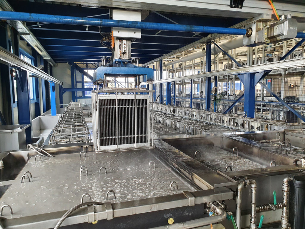 Büchel kümmert sich auch komplett um die Wartung und Instandhaltung der Filterelemente. Die verdreckten Elektroabscheider werden in der hochmodernen Reinigungsanlage mittels Ultraschall und Whirlpool umweltschonend gesäubert, sodass sie wieder uneingeschränkt verwendbar sind.