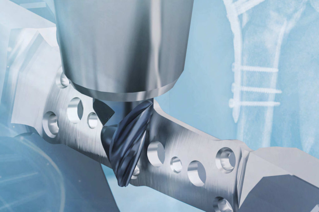 Beim Abzeilen einer Titan-Knochenplatte ist laut 
Inovatools der  Bogensegmentfräser CURVEMAX im Gegensatz zu einem herkömmlichen Kugelfräser 
bis zu 85 Prozent schneller.