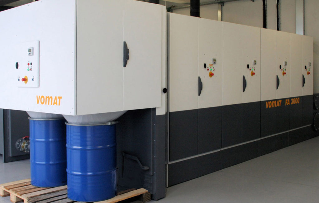 Die VOMAT Filteranlage kann während der Wertstoffentsorgung weiterlaufen. Die geschieht direkt in einen geeigneten Transportbehälter der Recycling­firma.