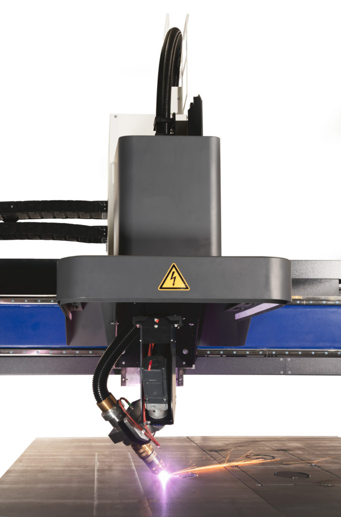 Das neue Plasmafasenaggregat wurde von Messer Cutting Systems speziell für die ELEMENT-Plattform entwickelt. Der Brenner punktet mit hoher Flexibilität und bearbeitet komplexe Konturen, Löcher oder Fasen für die Schweißnahtvorbereitung.