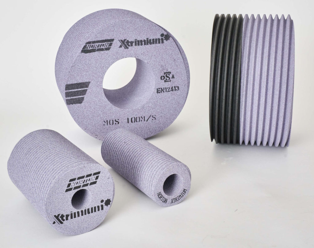 Die neue Generation von Hochleistungsschleifscheiben in der Norton Xtrimium-Produktlinie erfüllt und übertrifft oftmals die zunehmend steigenden Anforderungen der Verzahnungsindustrie nach engeren Toleranzen, höherer Profilgenauigkeit und verbesserter Oberflächengüte.
Durch eine ultimative Homogenität der Schleifscheibenstruktur bietet die Norton Xtrimium-Hochleistungsserie ein Höchstmaß an Leistung.