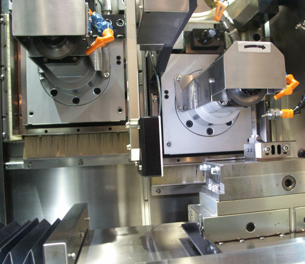 Die UPZ210 LiII-2 „Double Eagle“ ist ausgerüstet mit zwei Schleifspindeln. Damit entfällt die Notwendigkeit zum Scheibenwechsel beim Vor- und Fertigschleifen.