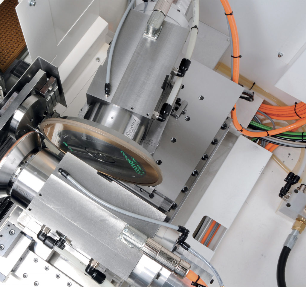 Die Schleifspindeln sowohl auf der Schrupp- sowie Schlichtachse sind mit einem Synchron-Direktantrieb aus-gestattet, der zum einen eine konstante Drehzahl und zum anderen ein konstantes Drehmoment hält, und das auch bei hoher Zerspanungsleistung. 