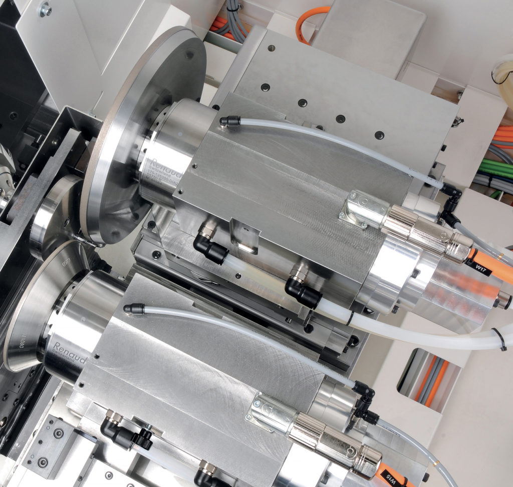 Die Schleifspindeln sowohl auf der Schrupp- sowie Schlichtachse sind mit einem Synchron-Direktantrieb aus-gestattet, der zum einen eine konstante Drehzahl und zum anderen ein konstantes Drehmoment hält, und das auch bei hoher Zerspanungsleistung. 