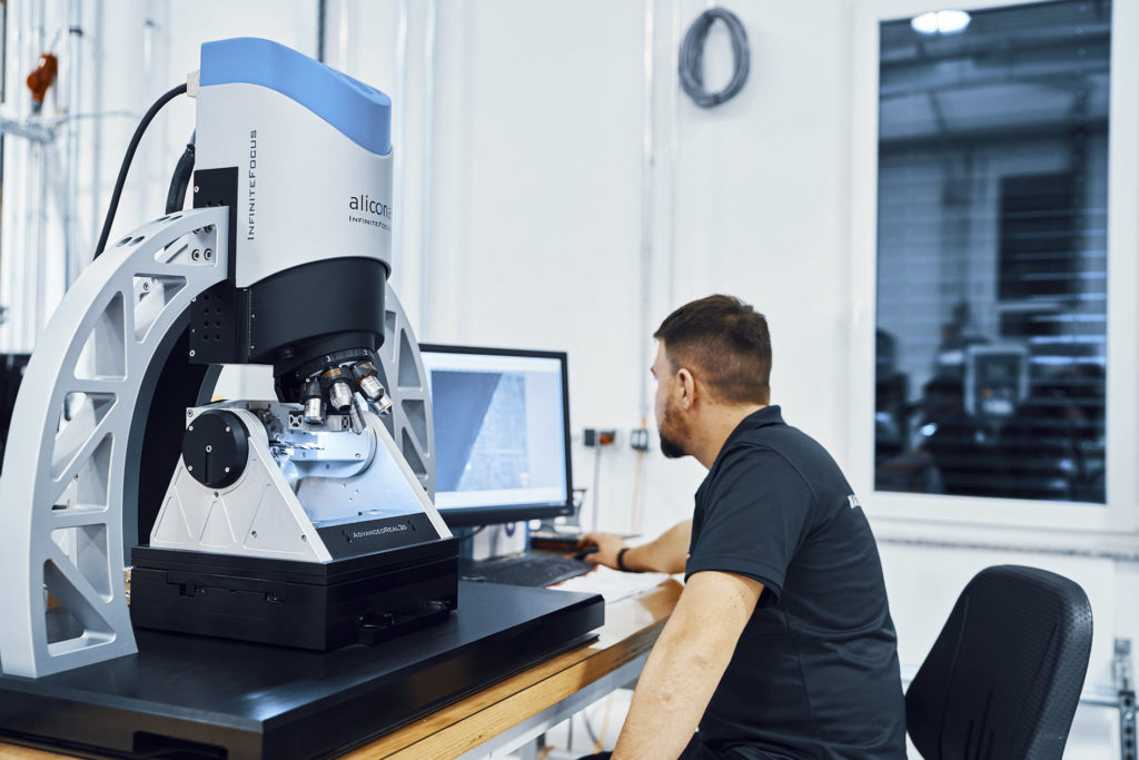 Die Qualitätssicherung wird bei Nachreiner sehr ernst genommen. Hier prüft ein Mitarbeiter einen Artikel an einem 3D Oberflächenmessgerät von alicona.