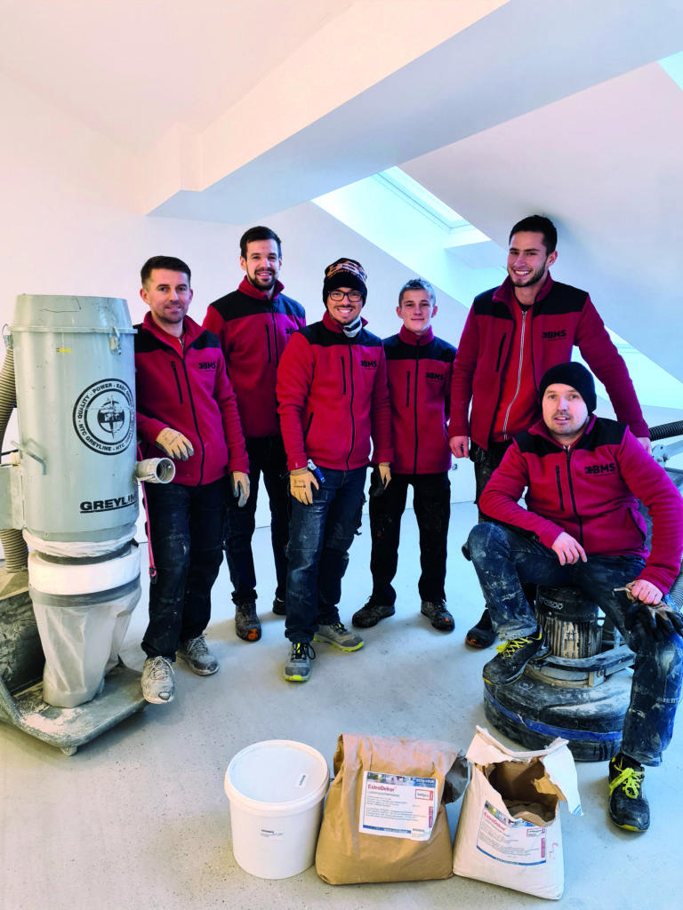 Das Team von BMS verlegte in der Berliner Stadtwohnung einen graumelierten Designestrich, grundierte ihn mit TK Grund 212 und versiegelte ihn mit TK6TMNanoCoat von Seelbach international.