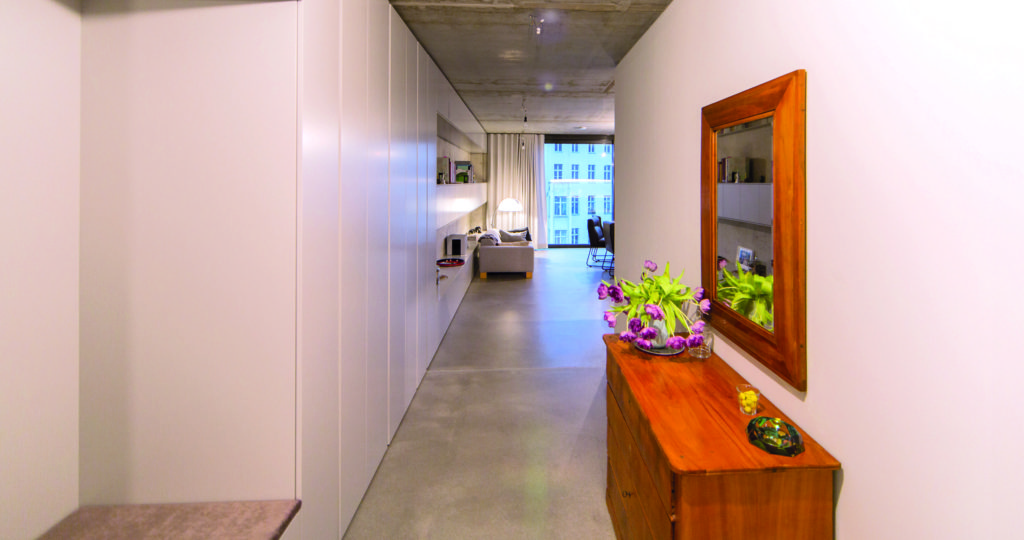 Perfekt geplant von den Inte-rior Design OOW Architekten und ausgeführt von der BMS Fußbodenbearbeitung GmbH: Der Designboden verleiht der Wohnung eine Wohnfühlat-mosphäre und ein modernes Flair – nicht zuletzt durch die matte Optik von TK6TMNanoCoat.