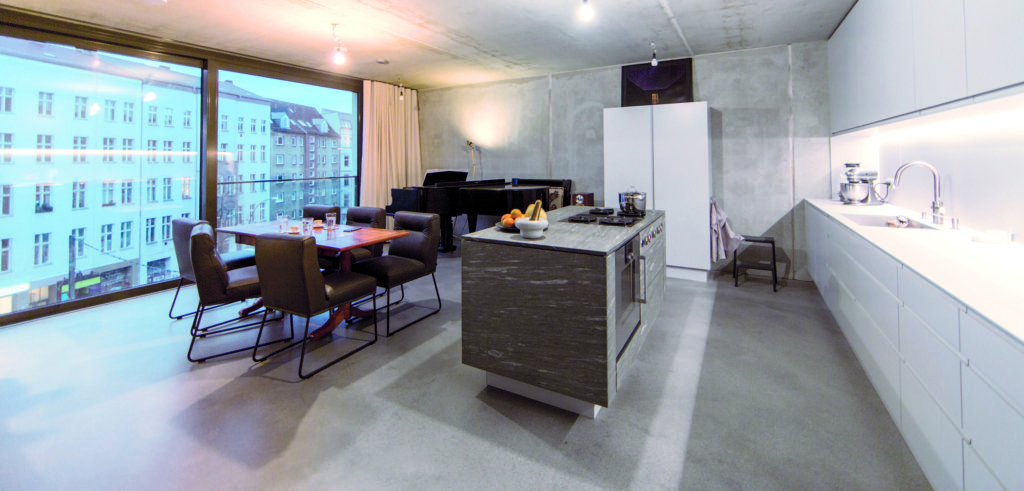 Der edle Boden ist auch her-vorragend für den Küchenbe-reich geeignet. TK Grund 212 und TK6TMNanoCoat schützen die Oberfläche hervorragend vor Feuchtigkeit.