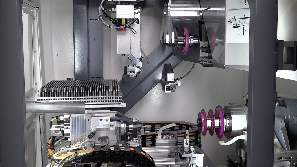 Der verfahrbare Werk-zeugspindelstock, der 6-Stationen-Scheibenwechsler und der Werkstücklader mit hoher Kapazität sorgen neben dem Leanschleifprozess für reduziere Takt- und Durchlaufzeiten.