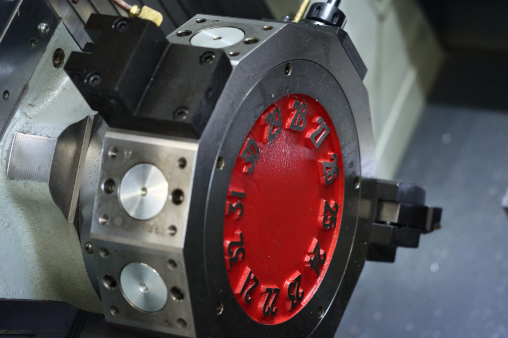 Citizen legte besonderen Wert darauf, dass die Maschine aus Gleichteilekomponenten besteht. Das heißt, beide 12-fach-Werkzeugrevolver sind von den Stationen her absolut gleichwertig – was die Belegung der Werkzeuge und was die Antriebsleistung der Werkzeuge betrifft. Dadurch kann der Anwender äußerst flexibel die Bestückung der Tools vornehmen.