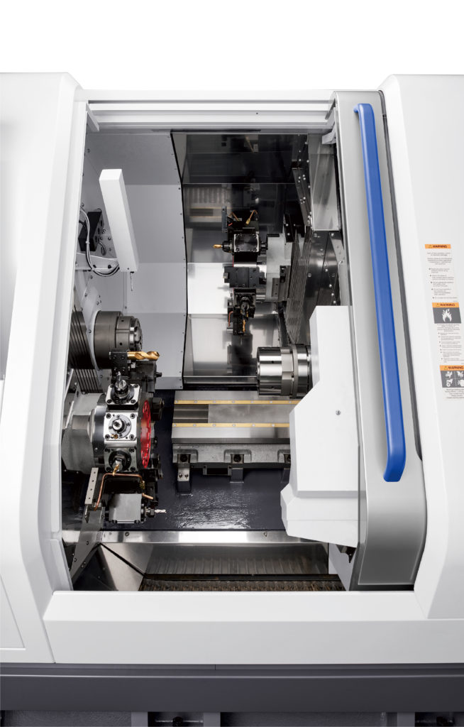 Die Maschinenverkleidung wurde komplett neu konzipiert und bietet nun ein großes Fenster für ausgezeichnete Sicht in den Bearbeitungsbereich.