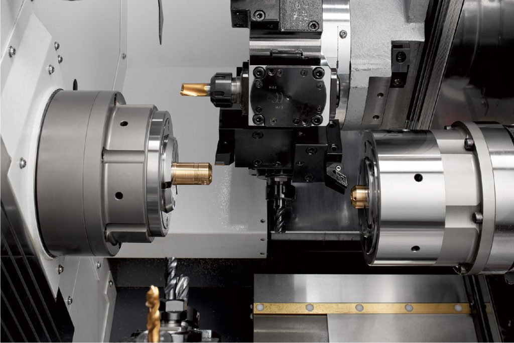 Die beiden mit Y-Achse ausgerüsteten Revolver und der durch Haupt- und Abgreifspindel gebildete mechanische Aufbau reduzieren Zykluszeiten, da durch diese Konfiguration die Hochleistungszerspanung – wie Simultanbearbeitung für überlagerte und ähnliche Arten der Bearbeitung – möglich werden.