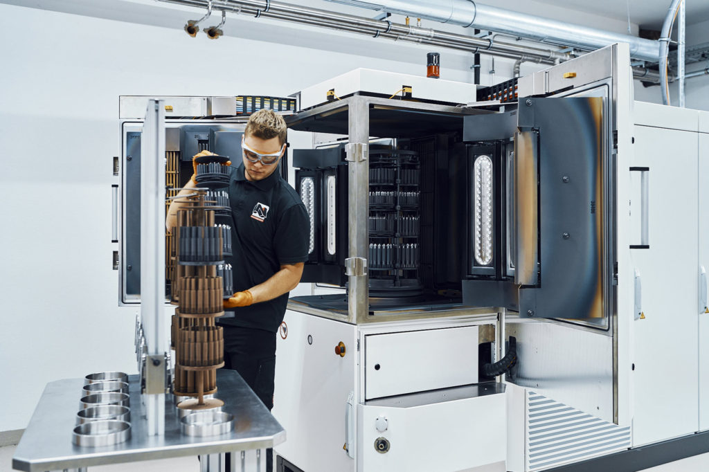 Im Nachreiner-Beschichtungszentrum werden die Werkzeuge mit Hochleistungsbeschichtungen für den jeweiligen Einsatzzweck versehen.