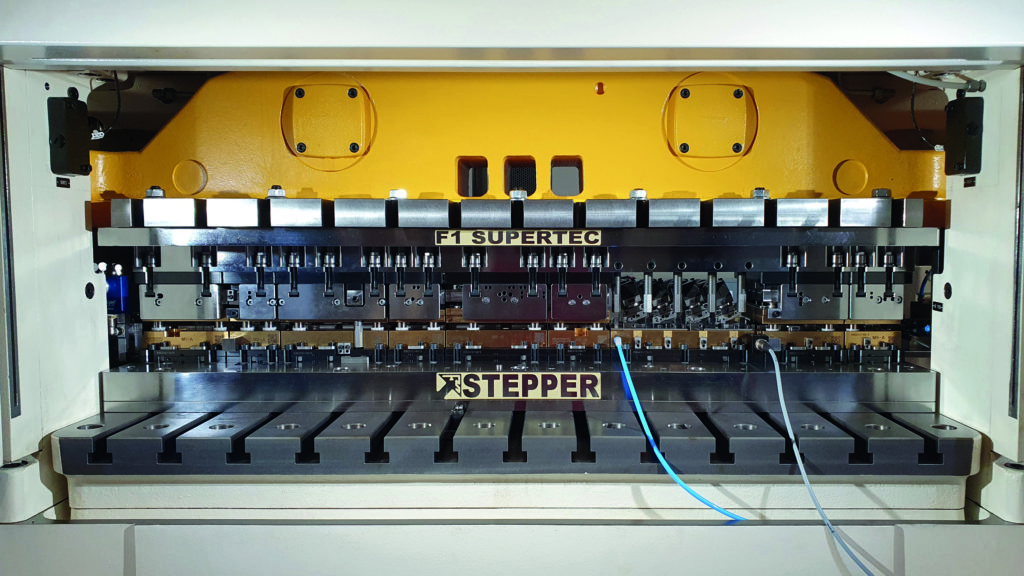 In modularen Folgeverbundwerkzeugen von Stepper können über 1.000 PVD-beschichtete bewegte Aktivteile, wie Schnittstempel, Schnitt-, Biege- und Prägeeinsätze, verbaut sein. Zu hoher Verschleiß an einem einzigen dieser Aktivteile beeinflusst die Produktqualität. Mit der HiPIMS-Technologie kann Stepper erforderliche Wartungsintervalle signifikant (typisch auf weit über 10 Mio. Stanzhübe ohne Wartungseingriff) verlängern.