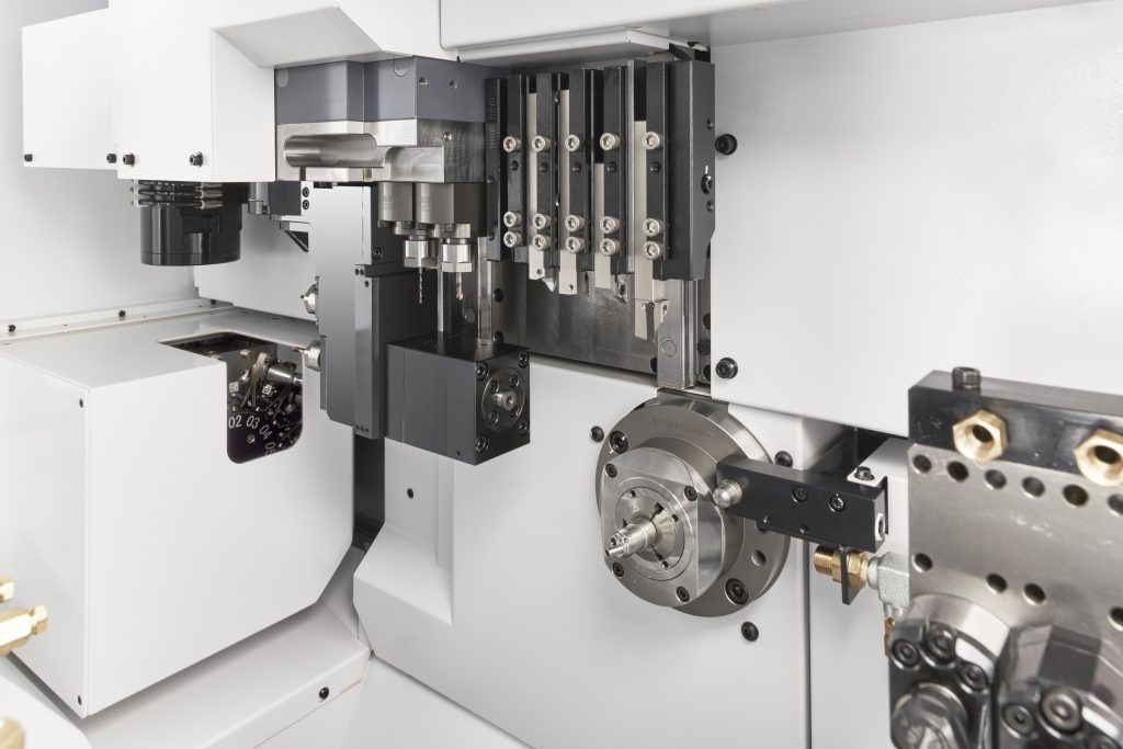 In der neuen Ausbaustufe L20-XII ATC (Automatic Tool Changer) führte Citizen ein hoch effizientes, automatisches Werkzeugwechsel-System ein, das die Auswahl-Möglichkeiten um ein Vielfaches erhöht.