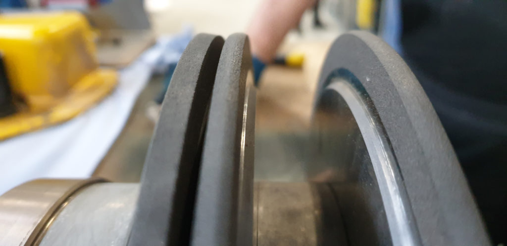 Ein Satz hochkonzentrierter, metallgebundener Diamantscheiben zum Ab-richten.