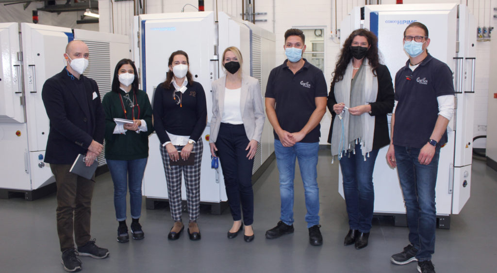 Daniel Figueiredo, Marlene Macedo und Cristina Fernandes (v. l.) von Palbit frischten bei CemeCon ihr Wissen zur CC800® HiPIMS auf, um in der eigenen Produktion beim Beschichten der Präzisionswerkzeuge alle Möglichkeiten ausschöpfen zu können