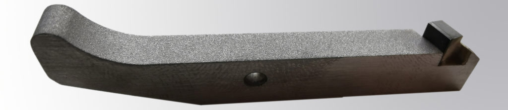 PKD-Schneideinsätze für Abisoliermesser aus Jena: Die definierten PKD-Schneiden werden mit keramischen Diamantschleifscheiben geschliffen und erzeugen scharfe Schneiden, die trotzdem robust sind und keine Schartigkeiten in der Mikrogeome­‑trie aufweisen.