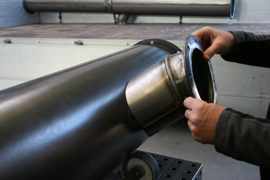 Alle Zubehörteile, Sonderkonstruktionen, wie komplizierte Form-teile, Absaughauben oder komplette Maschinenverkleidungen, Rohrleitungen und Kanäle werden selbst hergestellt und perfekt aufeinander abgestimmt.