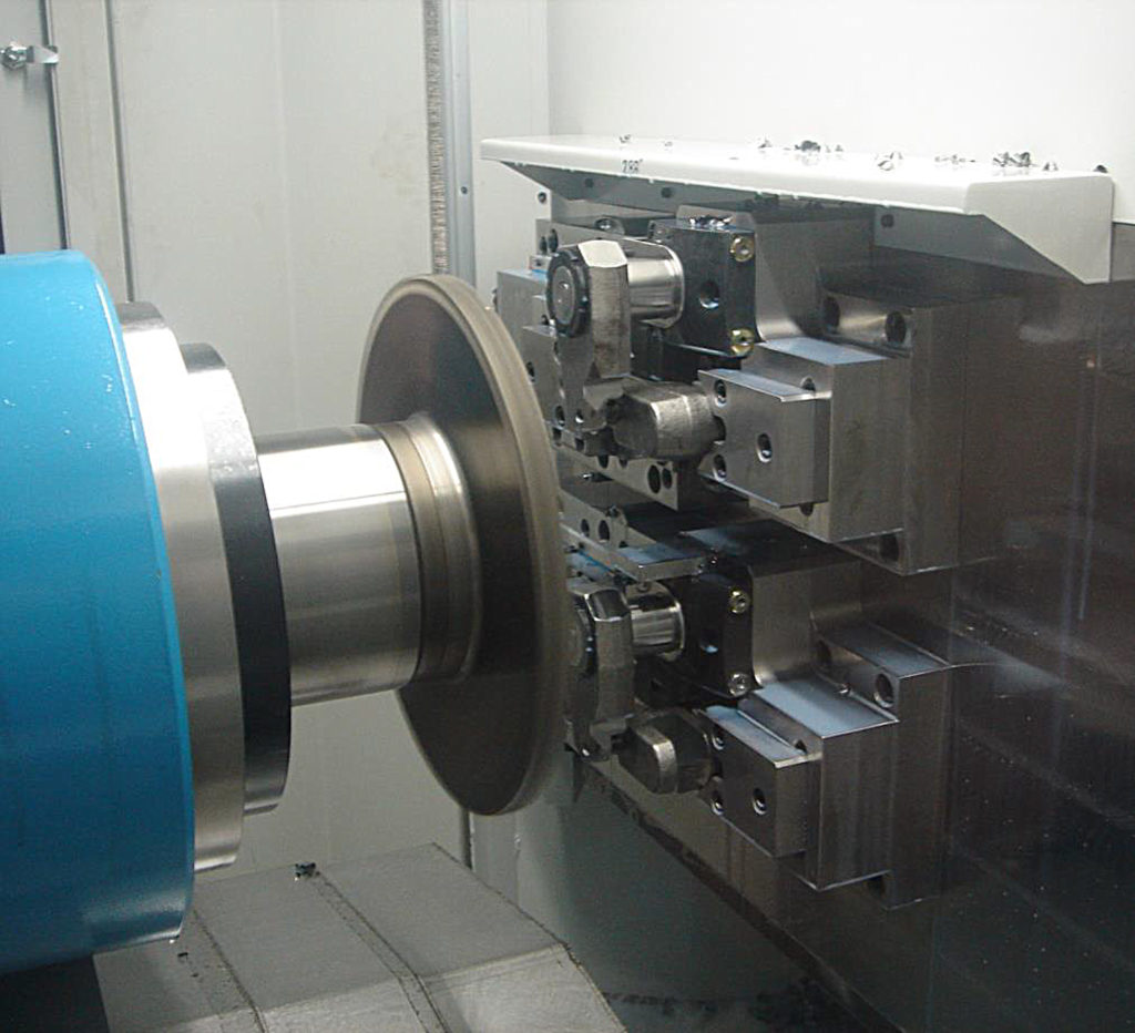 Gleichzeitige Bearbeitung von 2 Gabellaschen.