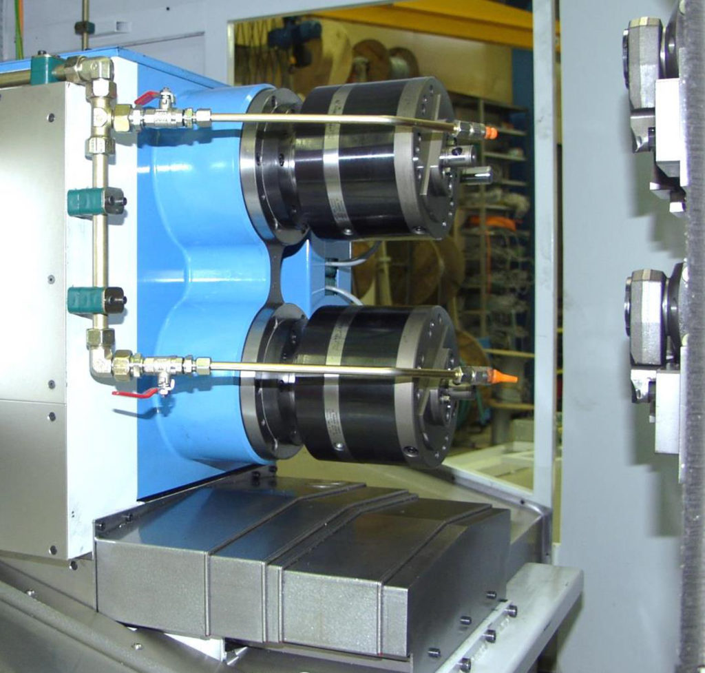 2 Planschieber zum Ausspindeln der Bohrung.