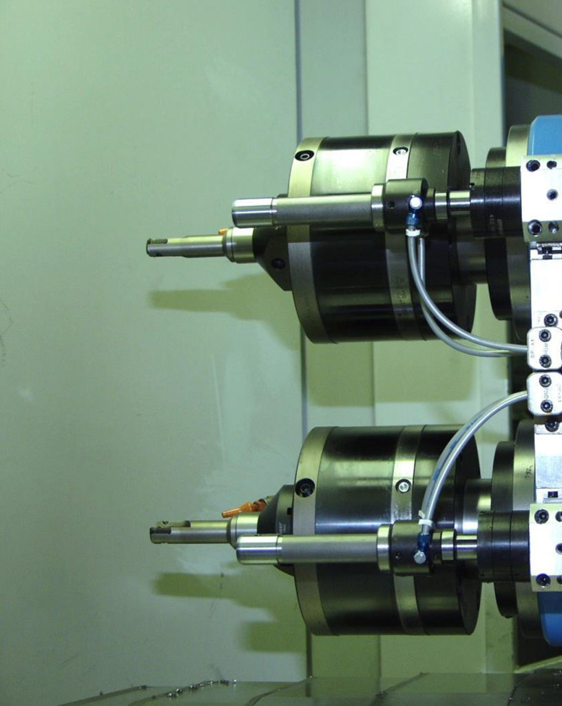 Für jede Spindel ein Düsenmessdorn zum Prüfen der Laschenbohrung.