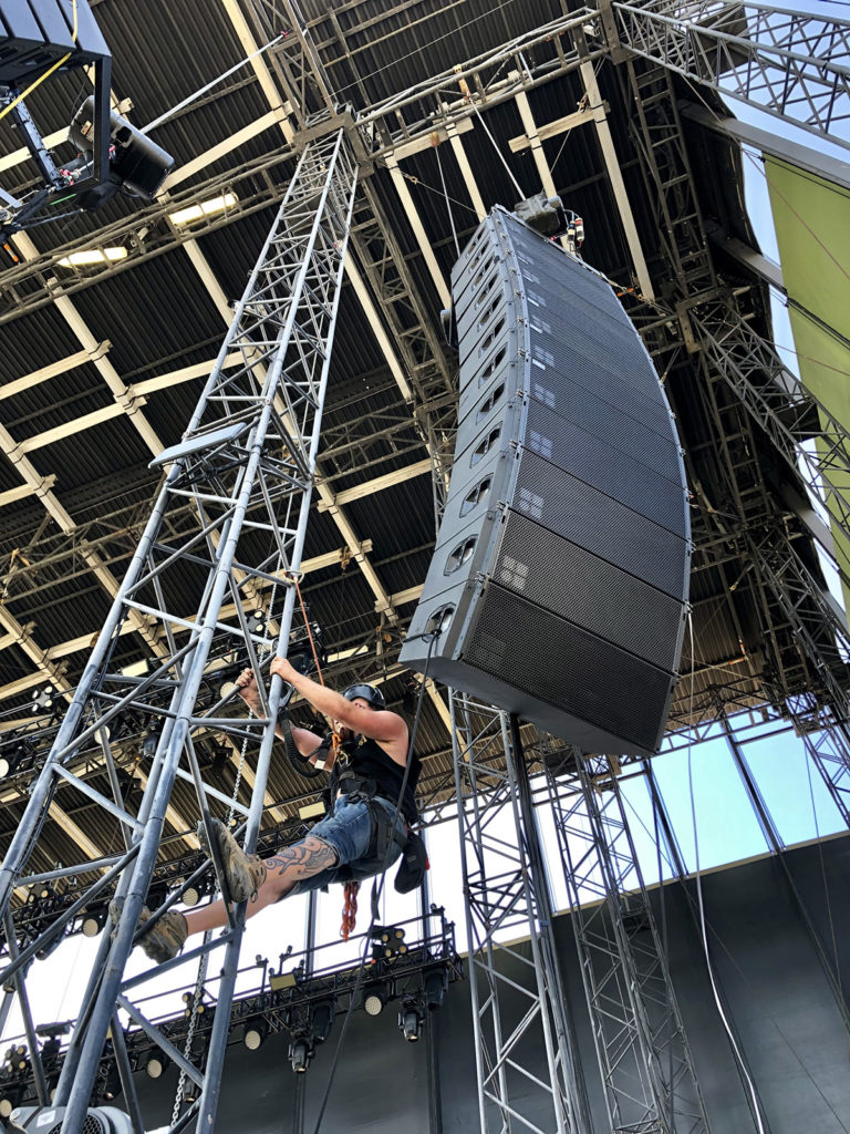 Auch dank Kugelsperrbolzen von Halder können Line Arrays nicht nur sicher, sondern auch einfach und schnell aufgebaut werden. 
© d&b audiotechnik