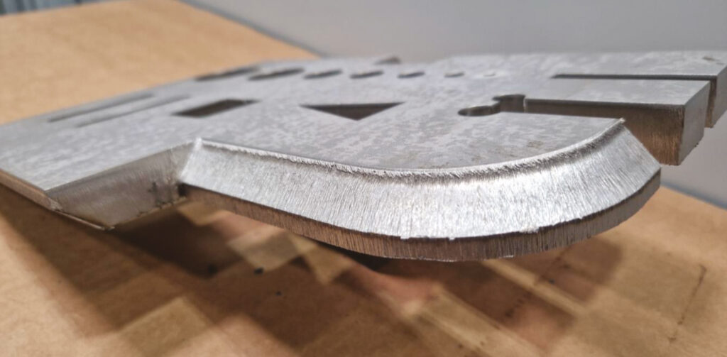 Das Bevel-U Fasenaggregat der ELEMENT L Laserschneidanlage liefert auch bei Materialdicken von 50 mm verschiedenste Fasenkonturen in bester und normgerechter Schneidqualität ab.