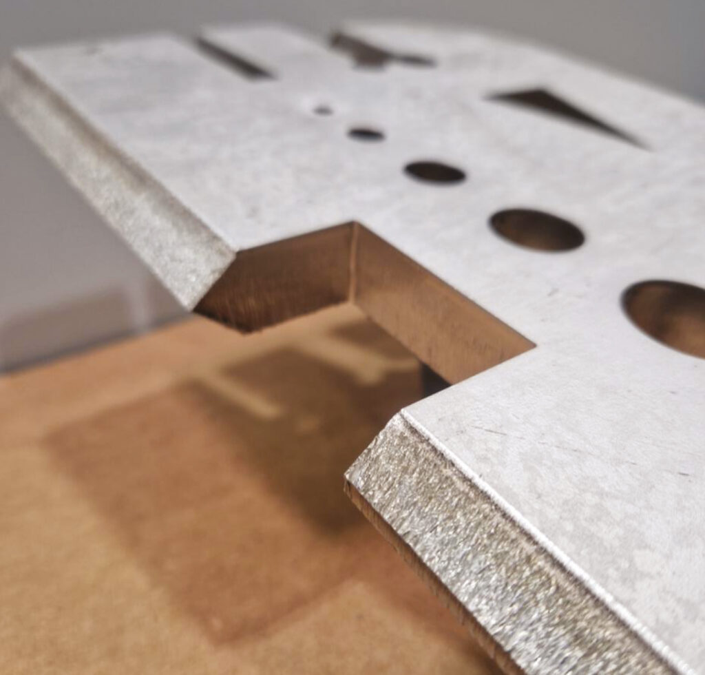 Das Bevel-U Fasenaggregat der ELEMENT L Laserschneidanlage liefert auch bei Materialdicken von 50 mm verschiedenste Fasenkonturen in bester und normgerechter Schneidqualität ab.