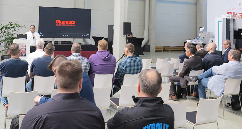 Atsushi Kobayashi, Geschäftsführer der Okamoto Machine Tool Europe GmbH begrüßte an den zwei Tagen der Okamoto Grinding Days 2025 viele interessierte Fachbesucher.