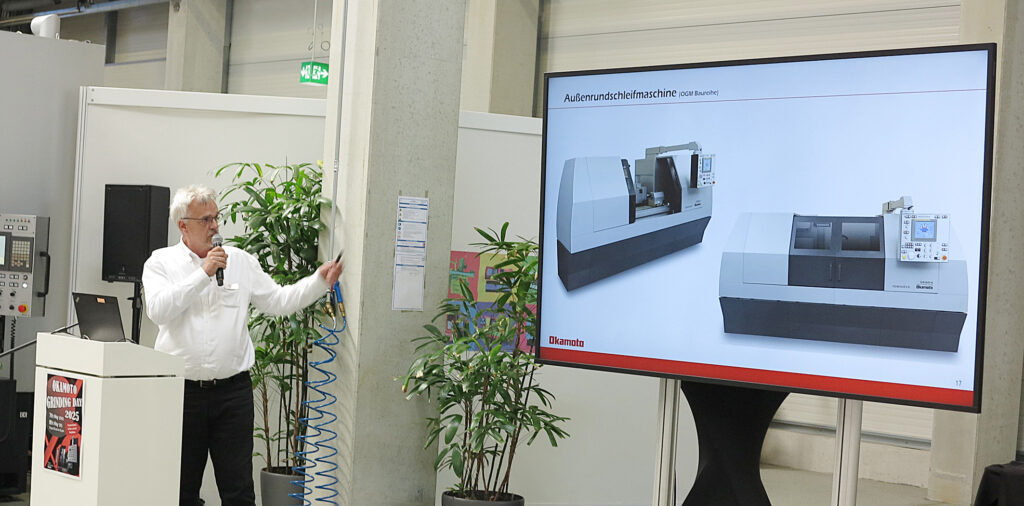 Thomas Loscher, Technical Manager bei Okamoto, bei seinem Vortrag über neueste Okamoto Technologien im Zylinder- und Innenrundschleifen.