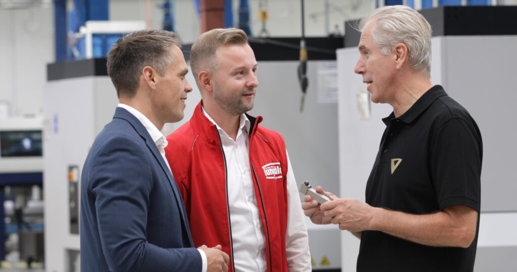 Intensiver Austausch für den bestmöglichen Werkzeugeinsatz (v. l.): Christoph Altmann, Verkaufsleiter bei TCM Deutschland, Robert Bernhardt, Anwendungstechniker bei Tungaloy-NTK Germany und Michael Göbel, Toolexperte bei TCM Deutschland.