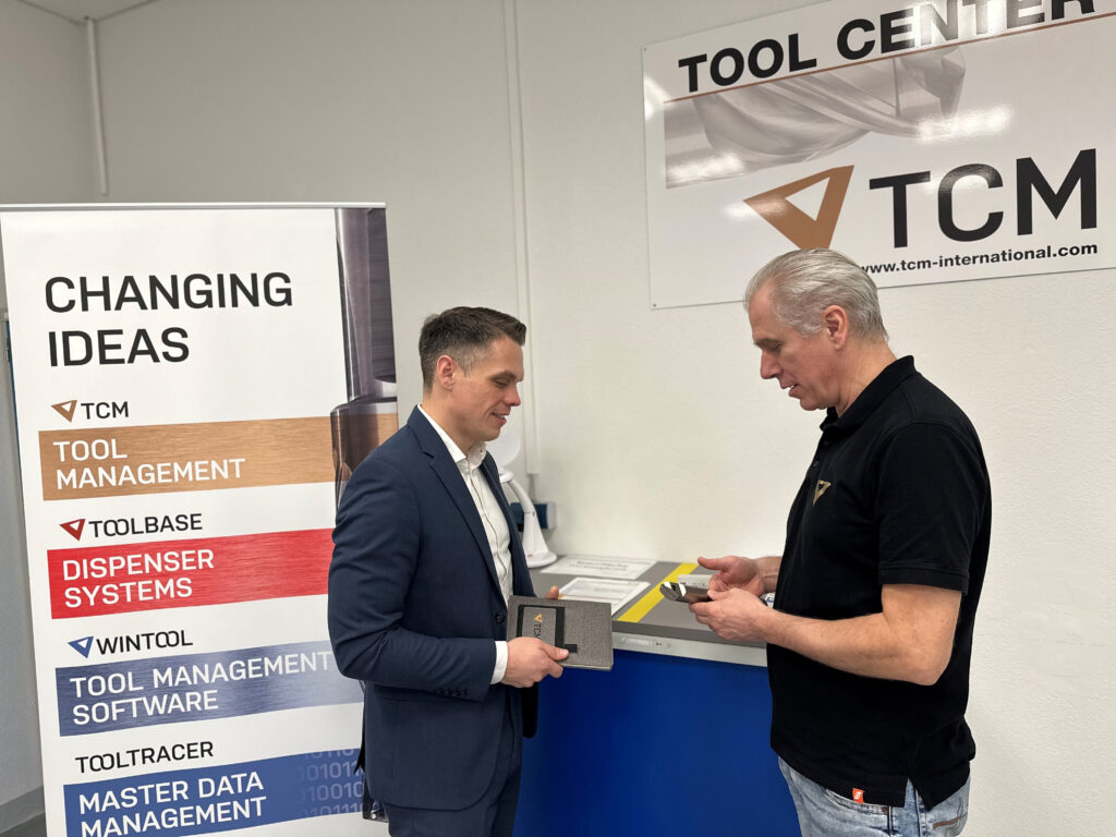 TCM Deutschland ist führender Dienstleister im Tool Management über den gesamten Zerspanungsprozess. Christoph Altmann, Verkaufsleiter bei TCM Deutschland, und Michael Göbel, Toolexperte bei TCM Deutschland, im Gespräch im Toolcenter bei SUSA.