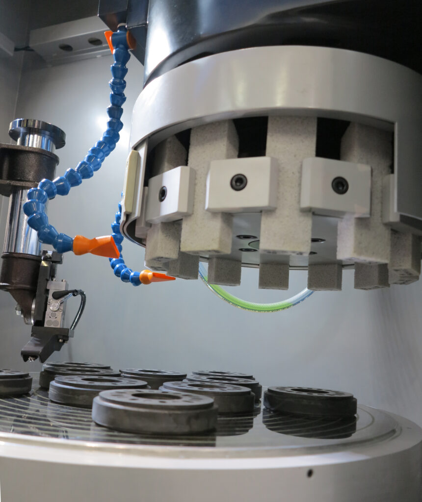 Sicher, präzise und energieoptimiert werden die Werkstücke durch einen langlebigen und wartungsarmen Elektro-Permanent-Magneten (EPM) gespannt.