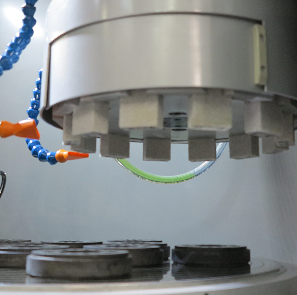 Neben der optionalen Möglichkeit, mit CBN- oder Diamant-Topfscheiben zu schleifen, kommt standardmäßig eine spezielle Schleifscheibe aus zwölf Segmenten zum Einsatz. Sie ermöglichen eine hochpräzise Bearbeitung mit einer Genauigkeit bis 1 µm.
