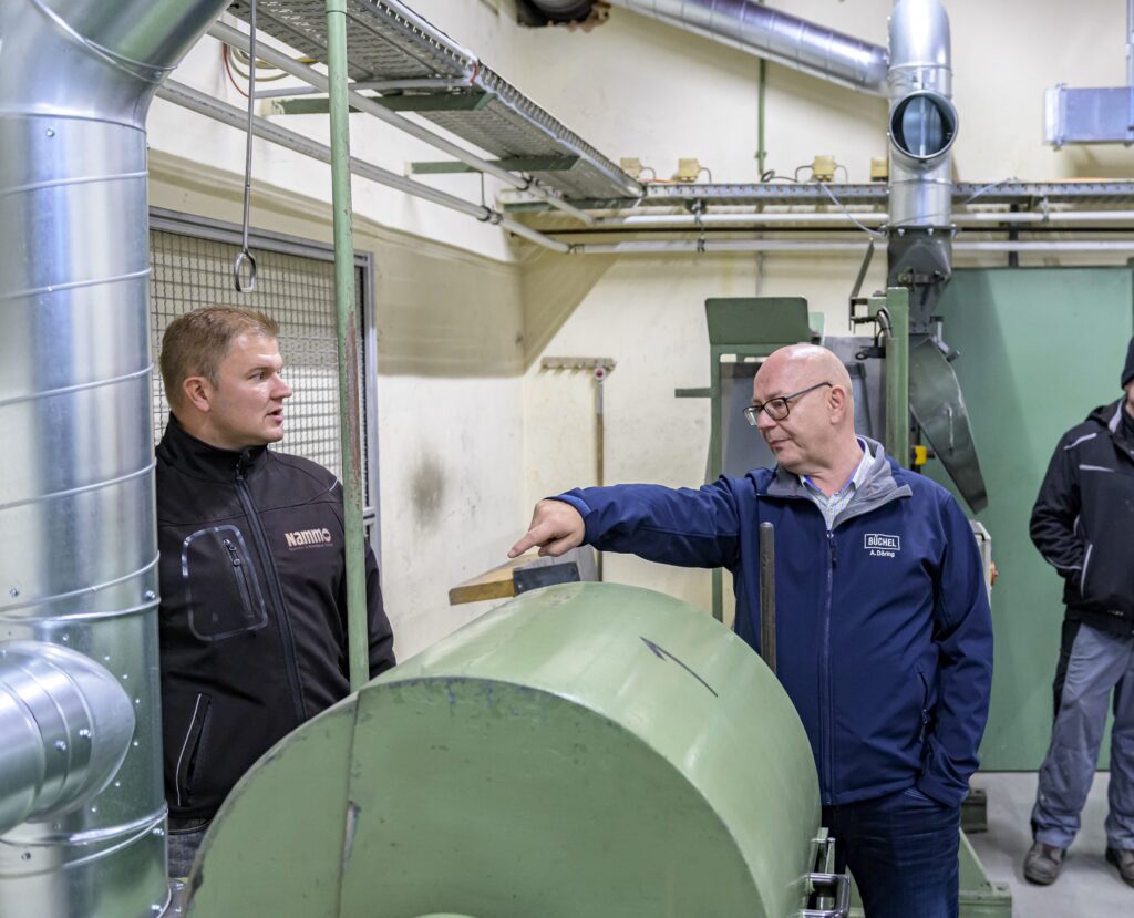 Büchel entwickelte, baute und montierte eine umfassende Luftrei-nigungsanlage für Nammo Schönebeck, die nicht nur einzelne Maschinen, sondern die gesamte Produktionsumgebung optimiert (von links): Henrik Mucheyer, Leiter technischer Service bei Nammo Schönebeck und André Döring, Projektleiter bei Büchel.