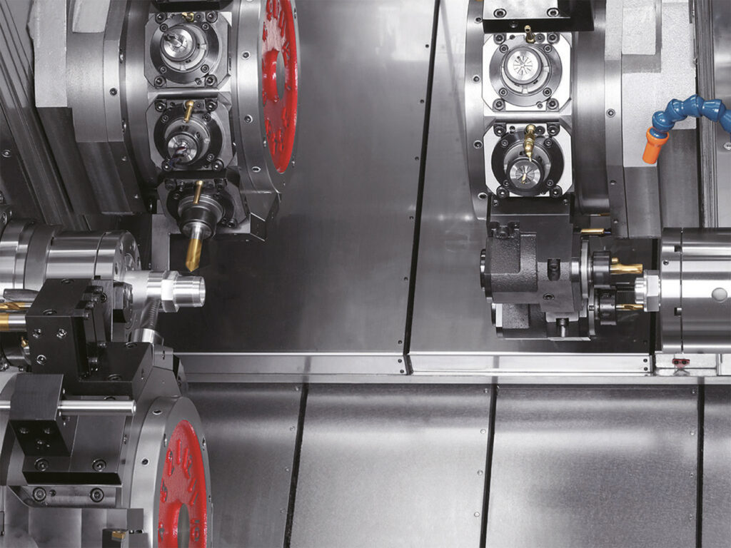 Die ABX-THY3 ist eine Multitasking-Drehmaschine mit insgesamt zwölf Achsen und drei Revolvern für 36 angetriebene Werkzeuge. Dank dreier Y-Achsen lassen sich mehrere Bearbeitungsoperationen gleichzeitig in einem Arbeitsgang simultan erledigen und so komplexe Werkstücke in einer Aufspannung mit hoher Präzision bearbeiten.