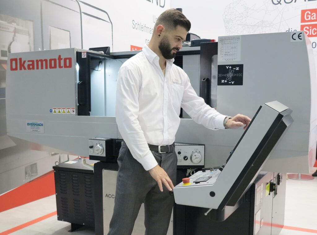 Mit der Umstellung auf FANUC-Steuerungen wird die intelligente iQ-Steuerungssoftware, mit der auch unerfahrene Bediener komplexe Schleifvorgänge problemlos programmieren können, noch vielseitiger und bedienungsfreundlicher.