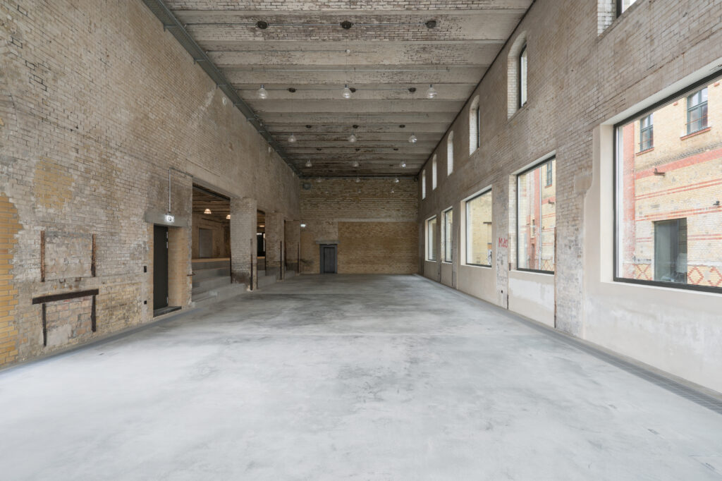 Charaktervoller Boden für entspanntes Arbeiten: In Haus 5a trifft funktionale Bodenlösung auf die markante Ästhetik eines revitalisierten Industriebaus.