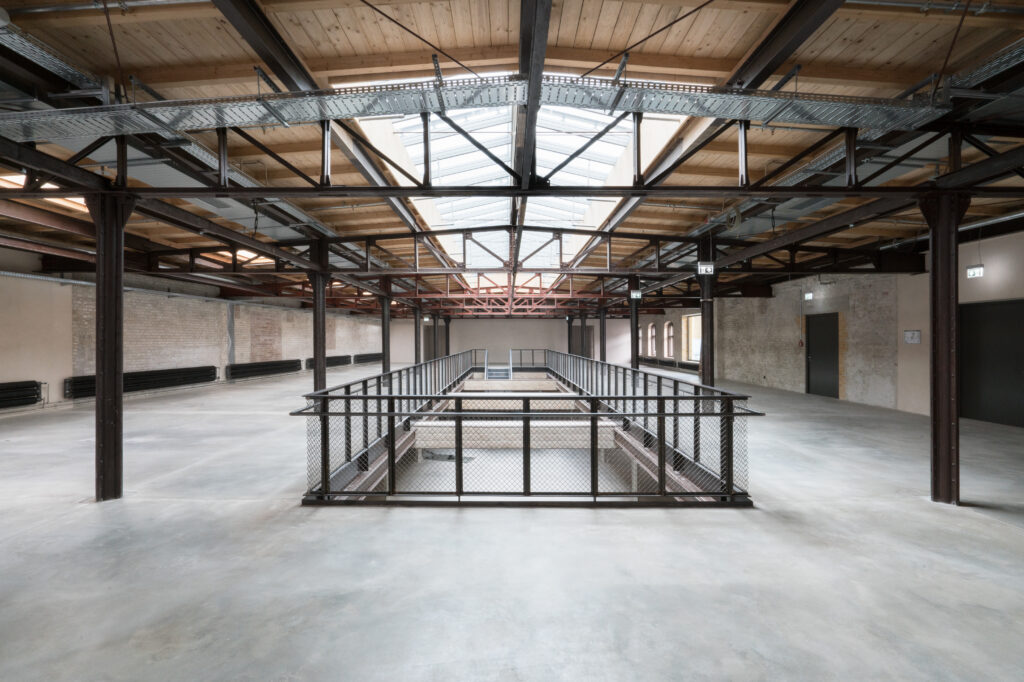 Lichtdurchflutet und großzügig: Der glatte Sichtestrich im Obergeschoss unterstreicht die klare Architektur und bringt Ruhe in den Raum.