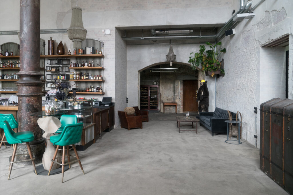 Atmosphärisch und belastbar: Im Restaurant der Bötzow-Brauerei sorgt der Designestrich für ein modernes Ambiente mit industriellem Charme.