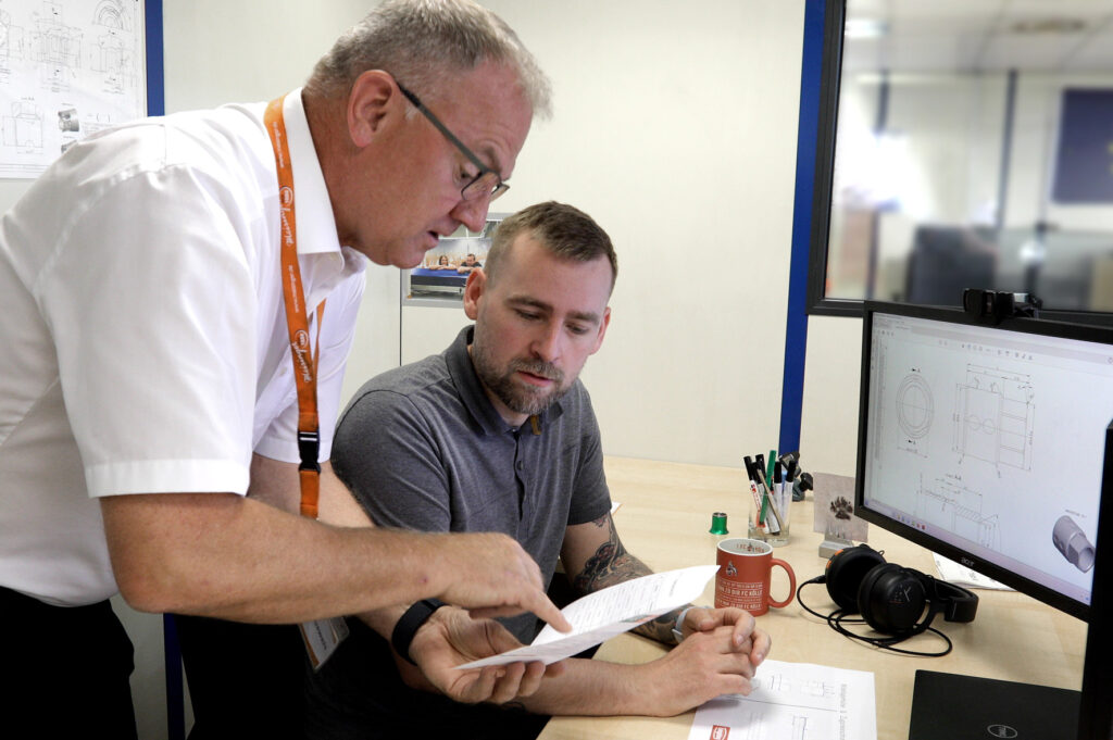 „RoadMAP to Success“: In partnerschaftlicher Kooperation zwischen der Anwendungstechnik von Tungaloy-NTK Germany; hier Elmar Klug, Anwendungstechniker bei Tungaloy (links), sowie Dennis Wörster, Leiter Drehtechnik bei der Hager & Meisinger GmbH; wurde die Miniaturbearbeitung von Implantatkomponenten durch umfassende Prozessanalyse und gezielte Werkzeugauswahl strategisch optimiert.
