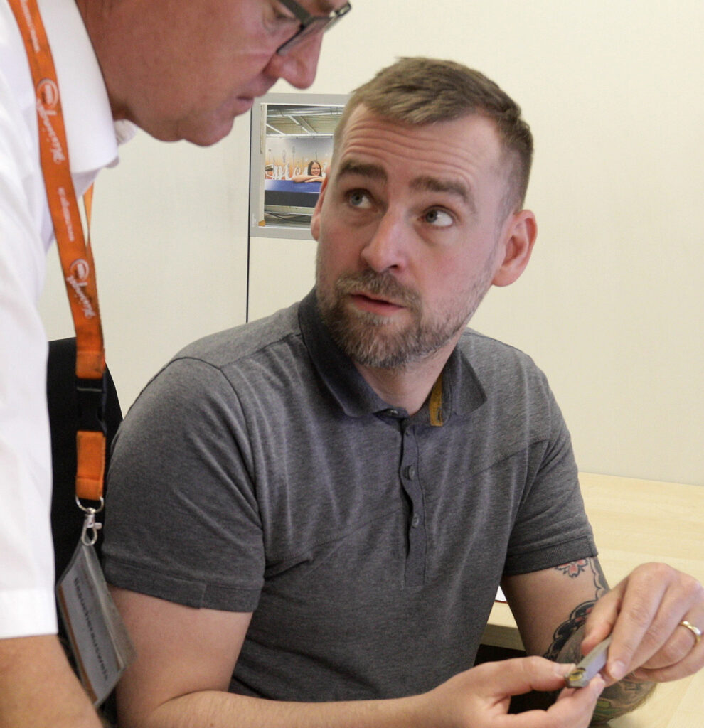 „RoadMAP to Success“: In partnerschaftlicher Kooperation zwischen der Anwendungstechnik von Tungaloy-NTK Germany; hier Elmar Klug, Anwendungstechniker bei Tungaloy (links), sowie Dennis Wörster, Leiter Drehtechnik bei der Hager & Meisinger GmbH; wurde die Miniaturbearbeitung von Implantatkomponenten durch umfassende Prozessanalyse und gezielte Werkzeugauswahl strategisch optimiert.