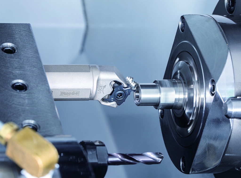 Beim Axialstechen in Miniaturdurchmessern sorgt die TCF18-Gemoetrie für maximale Präzision.