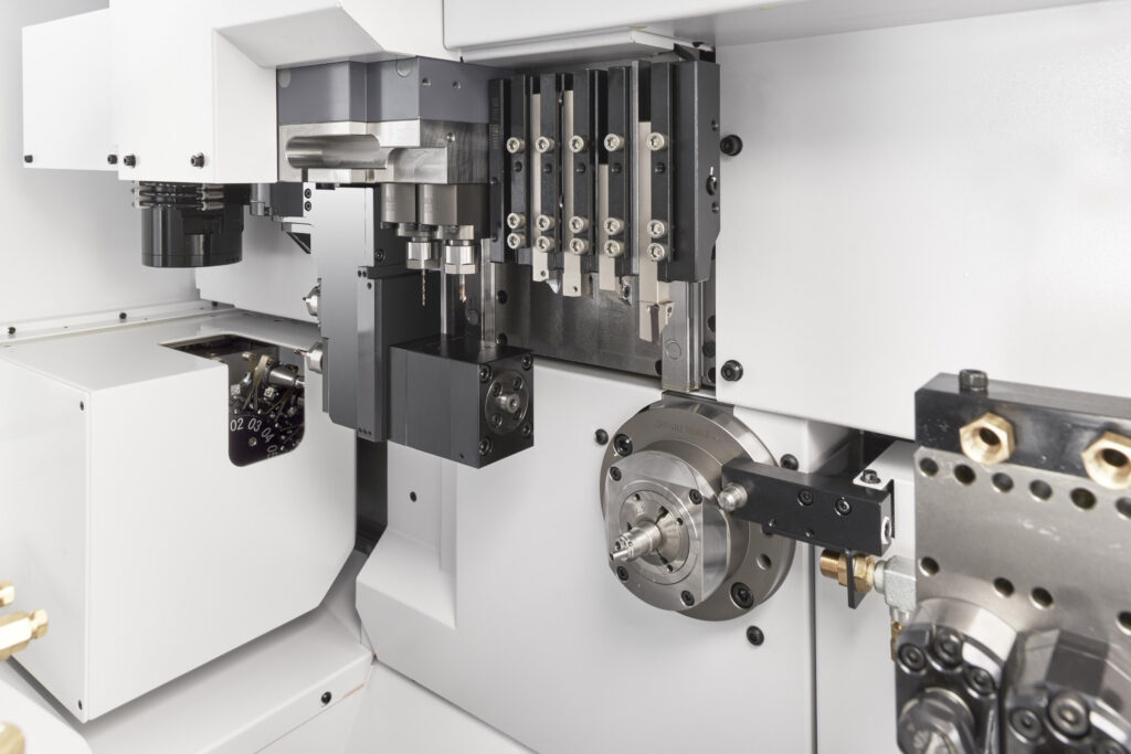 Zum Beispiel in der Cincom L20-3M12B5 ATC (Automatic Tool Changer) führte Citizen ein hoch effizientes, automatisches Werkzeugwechsel-System ein, das die Auswahl-Möglichkeiten um ein Vielfaches erhöht.