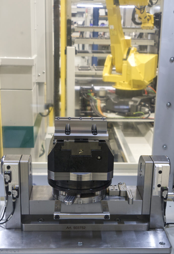 Armbruster hat für das Projekt eine eigene Vorrichtung zum manuellen Rüsten entwickelt. Cellro ergänzte sie um Sensorik für das Handling mit dem Roboter.